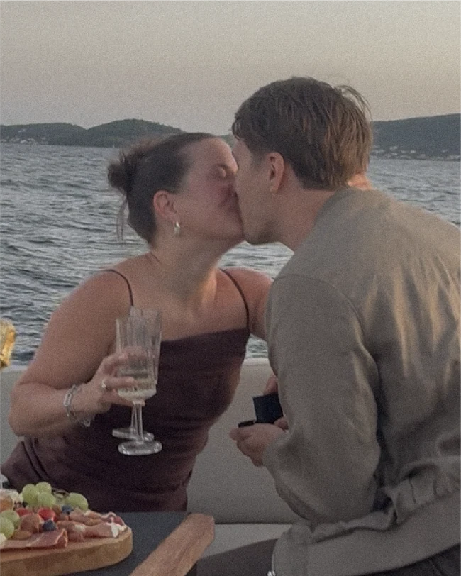 Lilly and Daniel sharing a kiss